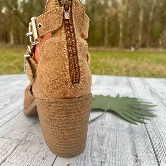 QUPID TAN FAUX LEATHER STRAPPY ANKLE BOOTS SIZE 9.5 WESTERN - Picture 7 of 8
